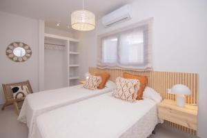Łóżko lub łóżka w pokoju w obiekcie Villa Eden Beachfront Corralejo By Holidays Home