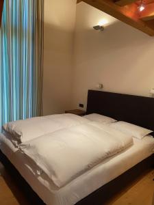 Rúm í herbergi á ClubHotel Hinterthal Am FlorySee 12