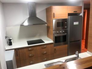 Küche/Küchenzeile in der Unterkunft Precioso apartamento con piscina, ideal familias!