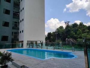 een zwembad in het midden van een gebouw bij Sutra Damai Seaview in Kuantan