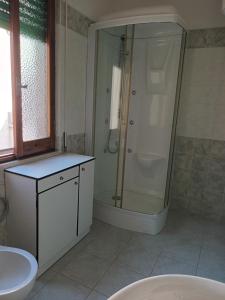 un bagno con doccia, WC e lavandino di Casa Bellini Oristano a Oristano