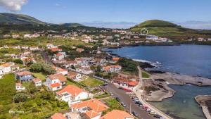 una vista aérea de una ciudad junto a un cuerpo de agua en Great View Apartment AL, en Porto Martins