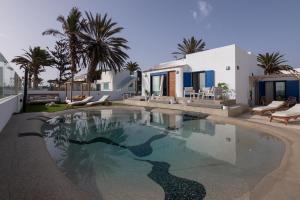 Basen w obiekcie Villa Eden Beachfront Corralejo By Holidays Home lub w pobliżu