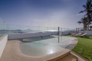 basen na dachu domu w obiekcie Villa Eden Beachfront Corralejo By Holidays Home w Corralejo