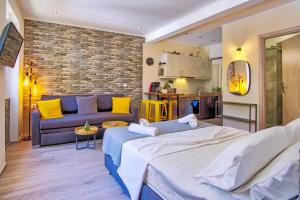 una sala de estar con una cama y un sofá en Barbara's Apartment, en Corfú