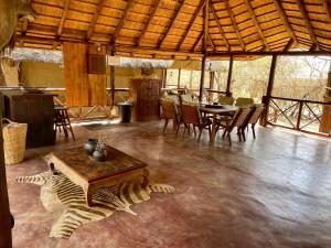 ein Esszimmer mit einem Tisch und Stühlen in einem Zimmer in der Unterkunft Nyala Luxury Safari Tents in Marloth Park