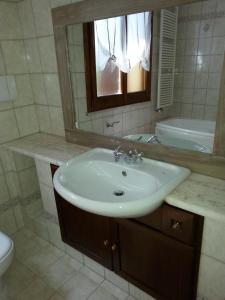 ベッラーリア・イジェア・マリーナにあるVilletta BBBのバスルーム(洗面台、鏡、トイレ付)