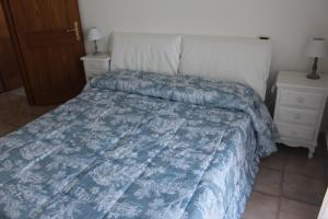 ベッラーリア・イジェア・マリーナにあるVilletta BBBのベッドルーム1室(青い掛け布団付きのベッド1台付)