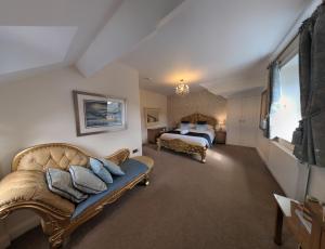 1 dormitorio con cama extragrande y sofá en Allerdale Guest House en Keswick
