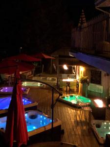 - une vue nocturne sur la piscine éclairée dans l'établissement Auberge Hotel Spa Watel, à Sainte-Agathe-des-Monts