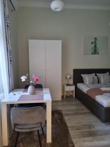 Postel nebo postele na pokoji v ubytování Eden Center Home