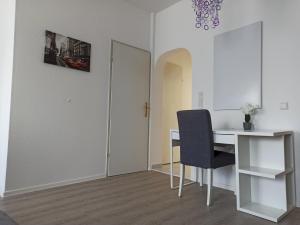 a room with a desk and a table and a chair at Casa Lauda in Bad Vöslau in Bad Vöslau