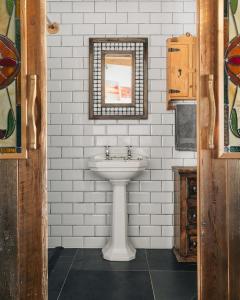 biała łazienka z umywalką i oknem w obiekcie Sea View w mieście Poundstock
