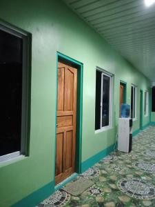 BatuanにあるBARRIL GREEN HOMESTAYの緑の壁とドアのある部屋 +44枚の写真