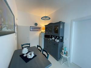 comedor con mesa y armario azul en Casa Azzurro, en Ostuni 23 fotos más