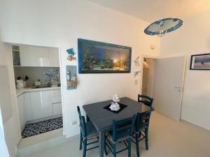 una cucina e una sala da pranzo con tavolo e sedie di Casa Azzurro a Ostuni