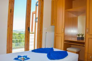 Tempat tidur dalam kamar di Sea View Villa Giorgios Five Bedroom