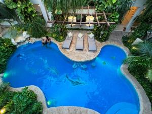 an overhead view of a swimming pool in a resort at Hotel Hulku in Playa del Carmen