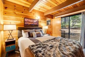 ein Schlafzimmer mit einem Bett in einem Zimmer mit Holzwänden in der Unterkunft Heavenly Daze in Arnold