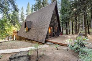 eine kleine Hütte im Wald mit einer Holzterrasse in der Unterkunft Heavenly Daze in Arnold