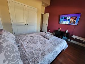 Postel nebo postele na pokoji v ubytování Modern, Private, Smart 4 BR Condo in Desirable Location in McAllen with Pool!