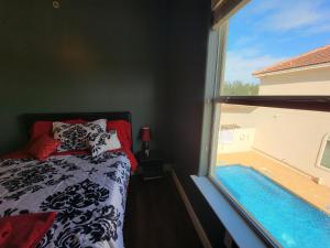 Postel nebo postele na pokoji v ubytování Modern, Private, Smart 4 BR Condo in Desirable Location in McAllen with Pool!
