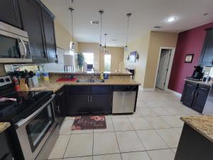Kuchyň nebo kuchyňský kout v ubytování Modern, Private, Smart 4 BR Condo in Desirable Location in McAllen with Pool! + 9 fotografií