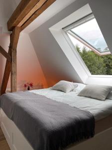 Schlafzimmer mit einem großen Bett und einem Fenster in der Unterkunft DESIGN-Studio CHURCH 46 in Mülheim an der Ruhr