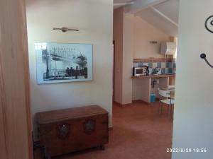 Villa st. Magnus في إل رومبيدو: غرفة بها صورة على الحائط