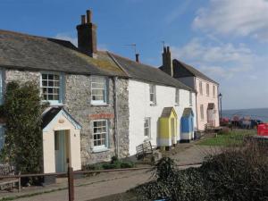a row of houses on a street at Quay Courtyard, on the harbour with free parking in Charlestown