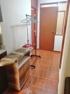 Zimmer mit einem Schreibtisch und einem Zimmer mit einer Tür in der Unterkunft Departamento D&C I entero acogedor in Huancayo
