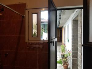 una puerta abierta a una casa con ventana en Xelanos en Quetzaltenango