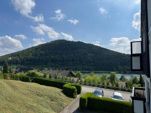 een uitzicht op een berg vanuit een huis bij Ferienwohnung am Hillestausee in Winterberg