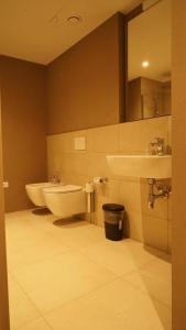アルタヴィッラ・ヴィチェンティーナにあるValmarana Morosini Hotelのバスルーム(トイレ2つ、シンク、鏡付)