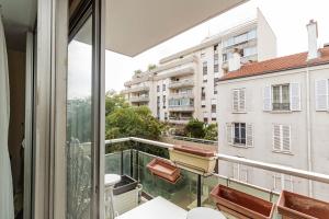 einen Balkon mit Blick auf ein Gebäude in der Unterkunft Spacious T3 with view in the heart of the city! in Charenton-le-Pont