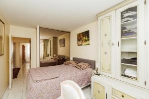 Ein Schlafzimmer mit einem Bett und ein Zimmer mit in der Unterkunft Spacious T3 with view in the heart of the city! in Charenton-le-Pont