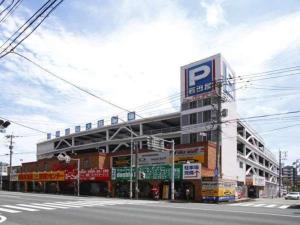 久留米市にあるハイネスホテル久留米の通り脇の駐車場看板のある建物 +13枚の写真