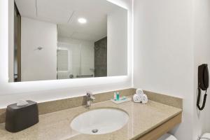 W łazience znajduje się umywalka i lustro. w obiekcie Holiday Inn - Piura, an IHG Hotel w mieście Piura