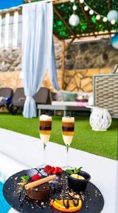 twee glazen wijn en een bord eten op tafel bij Villa Casa Amada in Callao Salvaje