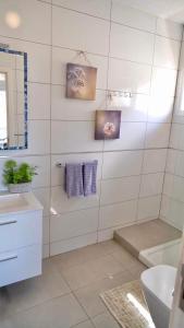 een badkamer met een douche, een toilet en een wastafel bij Villa Casa Amada in Callao Salvaje