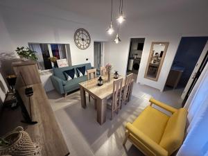 salon ze stołem i jadalnią w obiekcie Casa Villanueva de Córdoba w mieście Villanueva de Córdoba