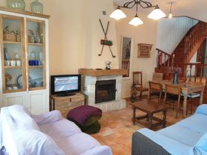 - un salon avec un canapé et une cheminée dans l'établissement Casa de los sueños, à Cadiñanos