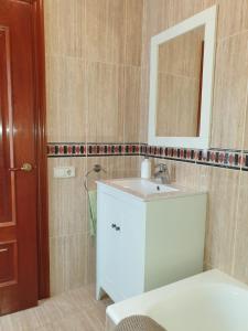 La salle de bains est pourvue d'un lavabo blanc et d'un miroir. dans l'établissement Casa de los sueños, à Cadiñanos