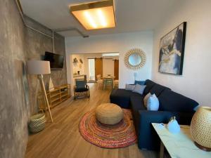 a living room with a blue couch and a table at TORRE MAR Frente al Malecón in Mazatlán