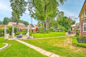 孟菲斯的住宿－Spacious Memphis Home Less Than 3 Mi to Graceland!，后院,有草坪和树