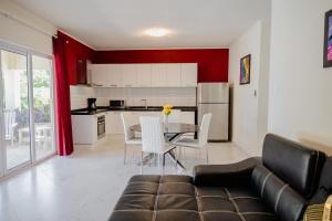 Majoituspaikan Brand new 2-bedroom apartment 2 km from Eagle beach keittiö tai keittotila