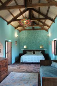 1 dormitorio con 2 camas y lámpara de araña en Room in Villa - Beautiful Accommodation At The Heart Of Andalusia, en Puente Genil