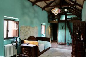 1 dormitorio con 1 cama y ventilador en una habitación en Room in Villa - Beautiful Accommodation At The Heart Of Andalusia, en Puente Genil