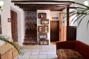 sala de estar con sofá y estante para libros en Room in Villa - Beautiful Accommodation At The Heart Of Andalusia, en Puente Genil