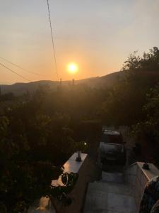 Η ανατολή ή δύση του ηλίου όπως φαίνεται από αυτός ο ξενώνας ή από εκεί κοντά
